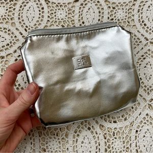 ♻️ DONATING 2/26 ♻️ FREE if bundled | zip pouch